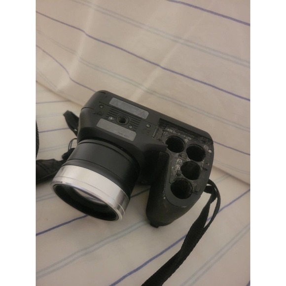 Fuji Fujifilm Finepix S700 7.1MP Digital Camera w/10x Zoom - Picture 5 of 6